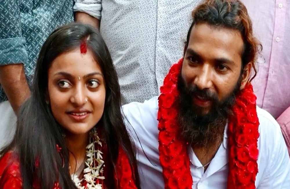 વાયરલ ગર્લ મોનાલિસાને લઈને થયો મોટો ખુલાસો, 16 વર્ષની ઉંમરે લગ્ન કરતા પતિ સામે પોક્સો હેઠળ ગુનો દાખલ